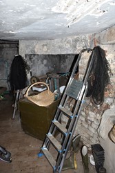<p>In de huidige kelder onder de tuinkamer kan nog een indruk verkregen worden van de omvang en muurdikte van de waltoren. </p>
